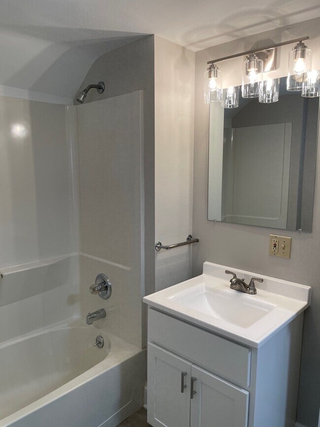 Building Photo - 147 Conrad St