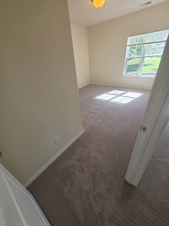 Building Photo - 2 Bedroom | 1 Bathroom 2nd Floor Apartment Available RIGHT NOW!
