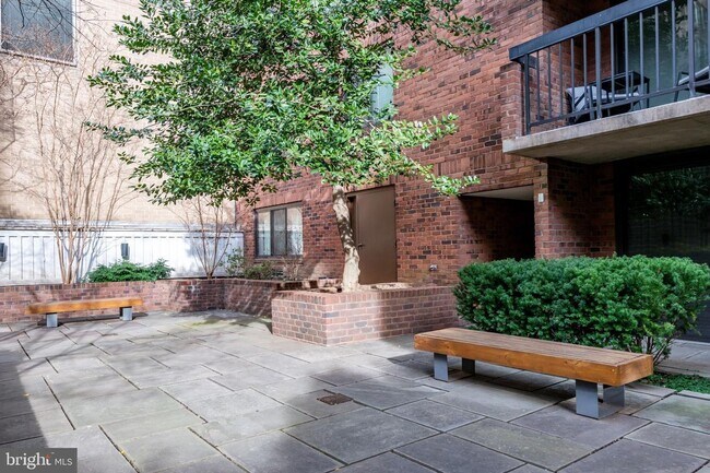 Building Photo - 2 bedroom 2 bath WITH PARKING