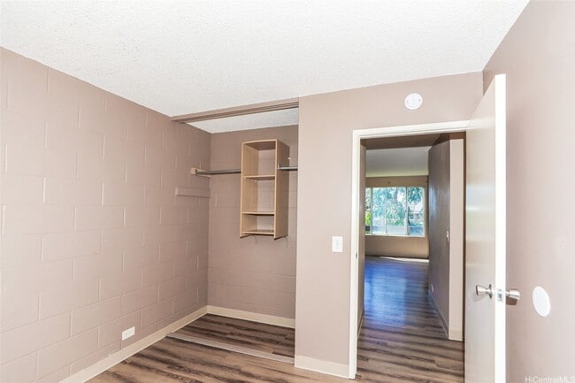 Building Photo - Lovely 2 bedroom 1 bath, with 1 open parking
