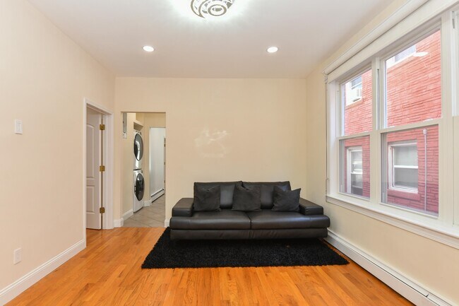 Building Photo - 1402 8th St