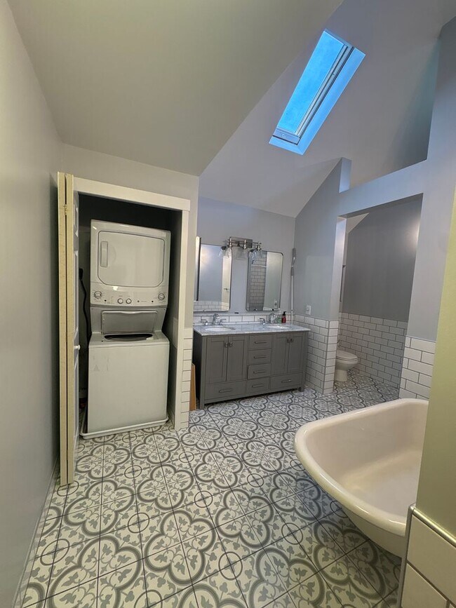 Building Photo - Renovated single family home for rent