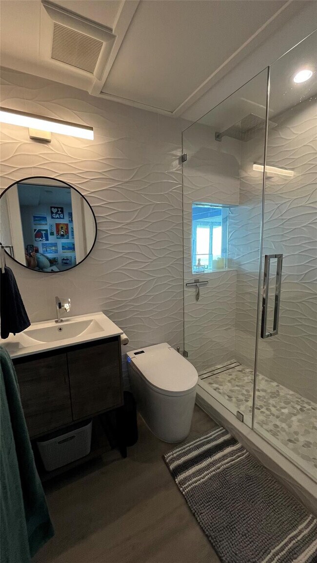 Building Photo - 1041 Hillsboro Mile