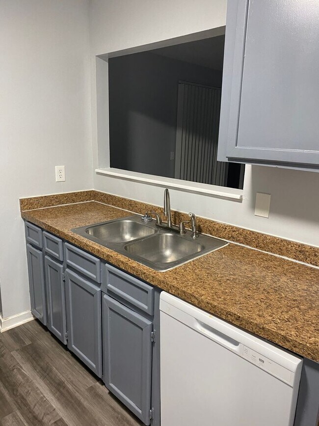 Building Photo - 2 Bed 2 bath condo
