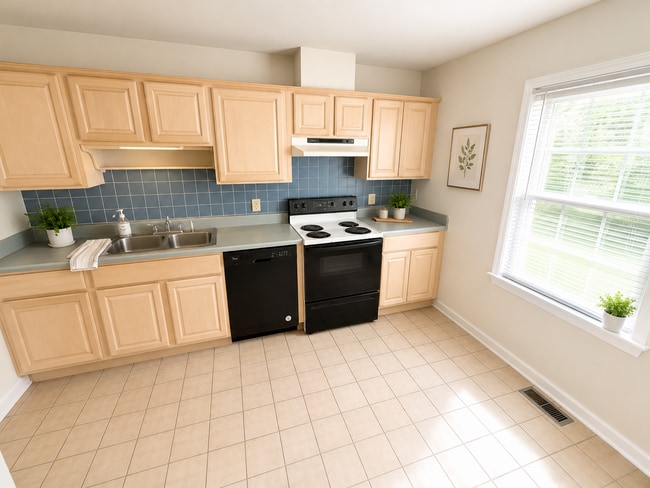 Building Photo - Blacksburg, 3 BR / 2.5 BA Available July 27