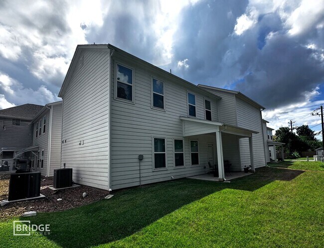 Building Photo - 305 Huisache St