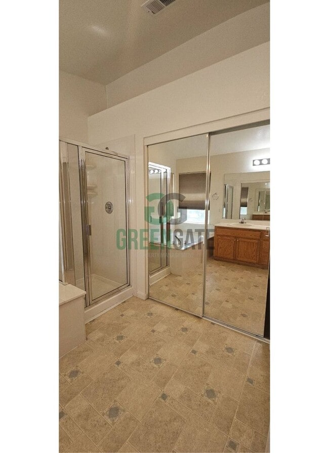 Building Photo - Beautiful 4 Bedroom, 3 Bathroom Home in Tr...