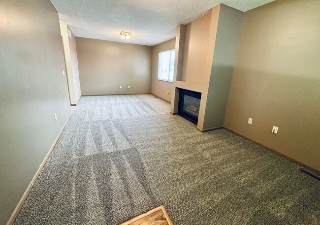 Building Photo - 4 Bed 2 Bath Centrally Located - Pre Leasi...