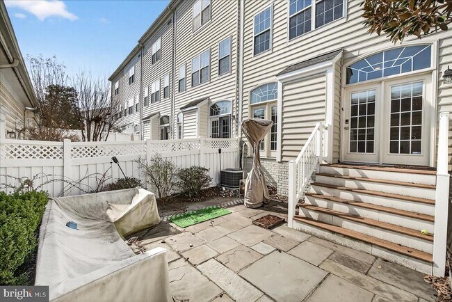 Building Photo - 910 Featherstone St