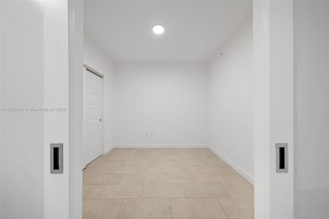 Building Photo - 2150 N Bayshore Dr
