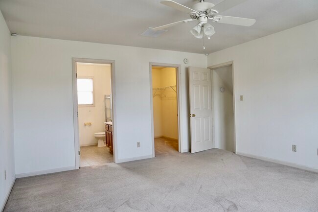 Building Photo - 1710 Ashwood Dr