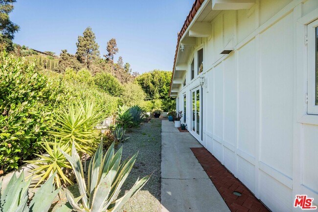Building Photo - 1200 El Hito Cir