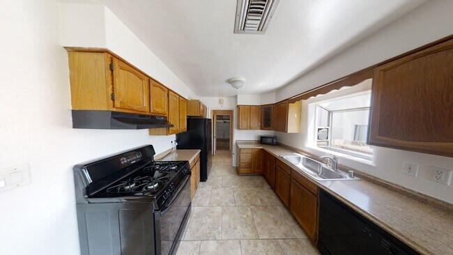 Building Photo - 4BD/2BA, POOL!!