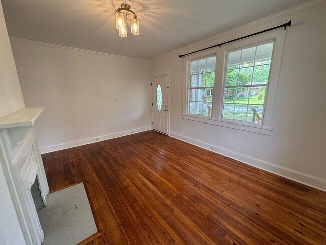 Building Photo - Updated 2/1 Brick House in Celanese- $1,395
