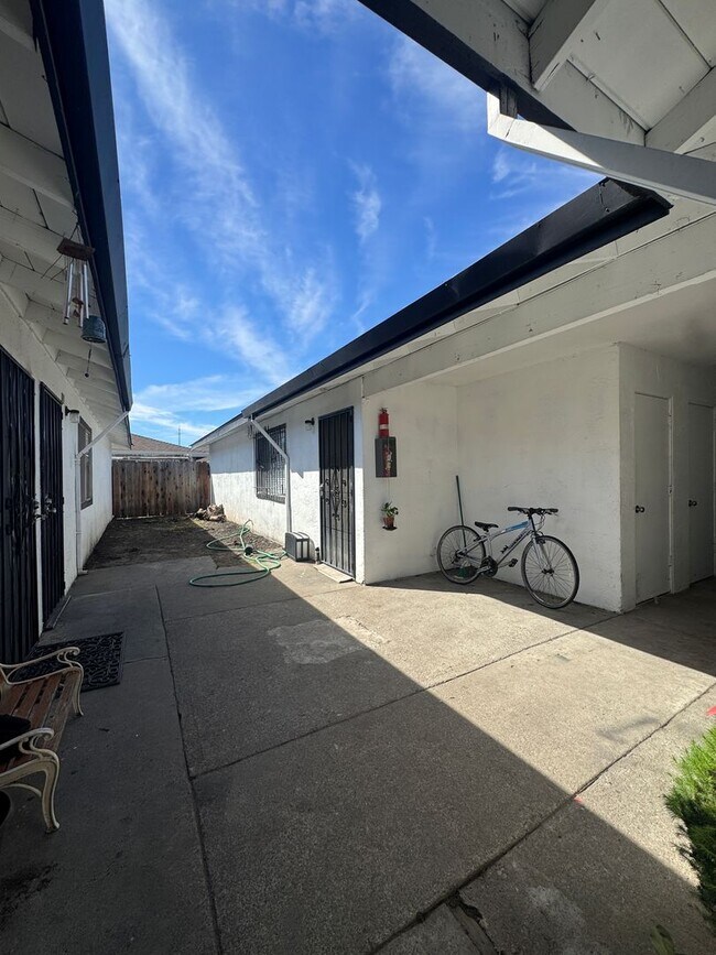 Building Photo - 718 Bedlow Dr