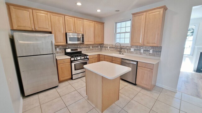 Building Photo - 3 Bed / 2 Full and 2 Half Bath Single Family Townhome