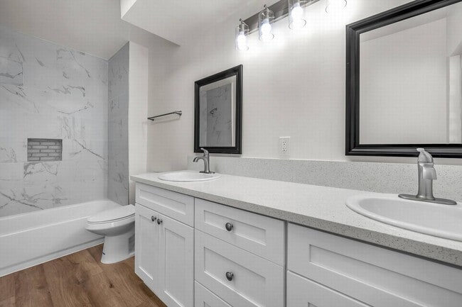 Building Photo - Stunning HUGE Top-floor 2+2 Luxury Unit