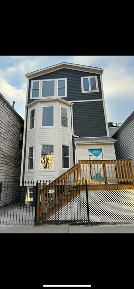 Building Photo - 3632 N Ashland Ave