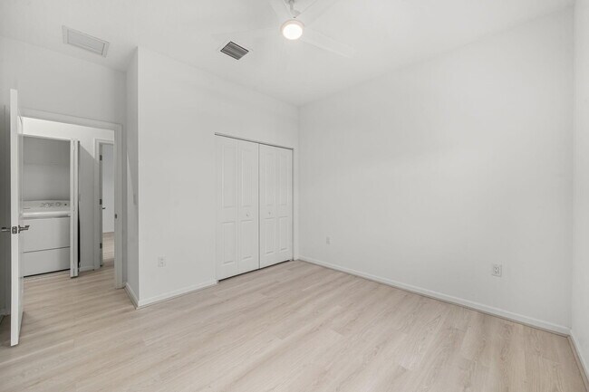 Building Photo - 4440 Longwood Lake Sq