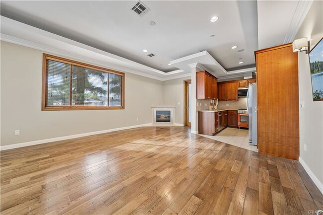 Building Photo - 216 N Buena Vista St