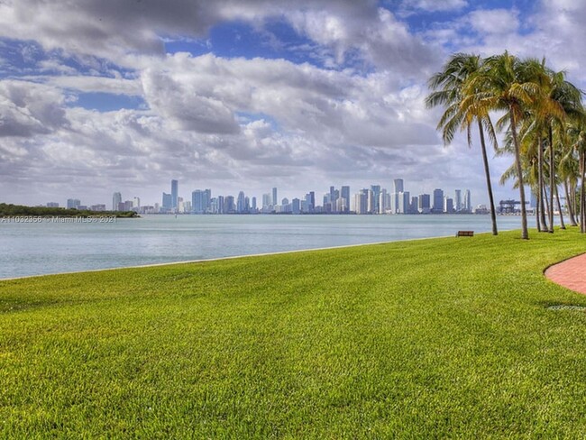 Building Photo - 19126 Fisher Island Dr