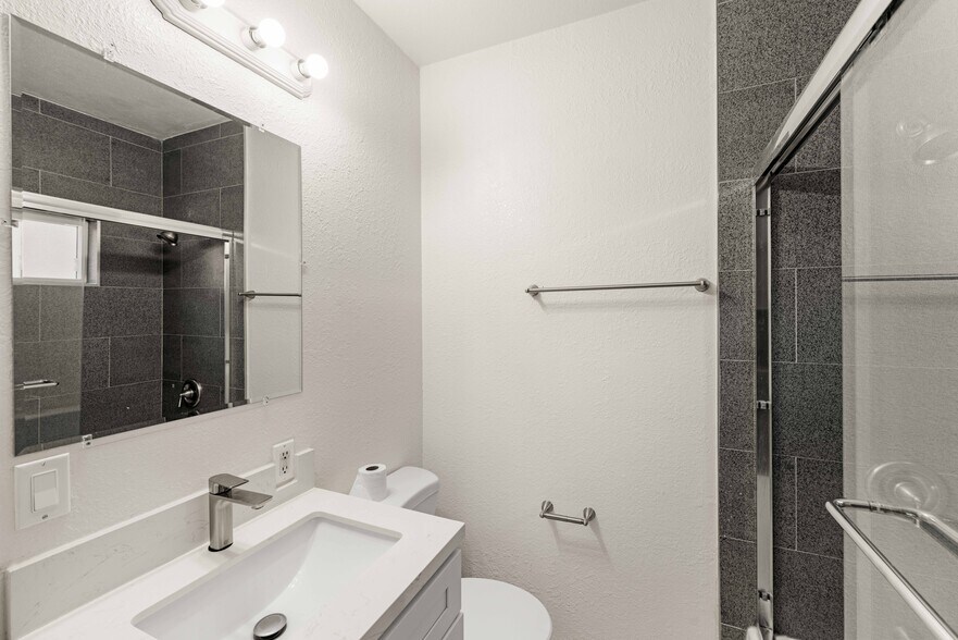 Building Photo - 1331-1333 S Park Ave