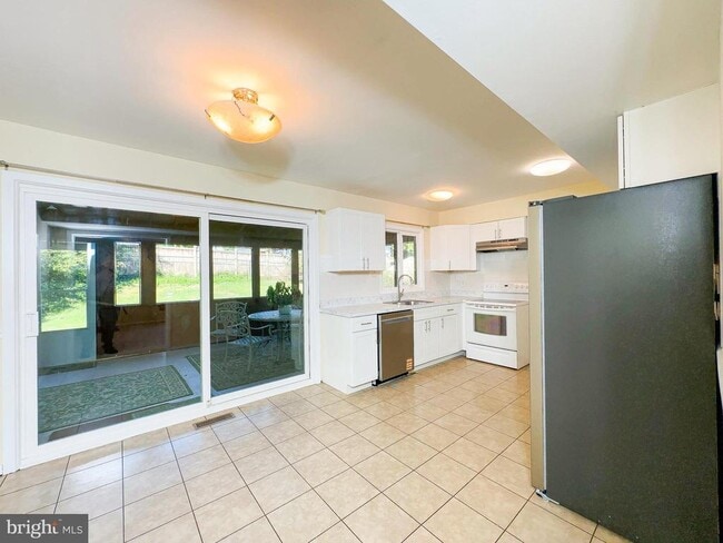 Building Photo - 3418 Medina Ln