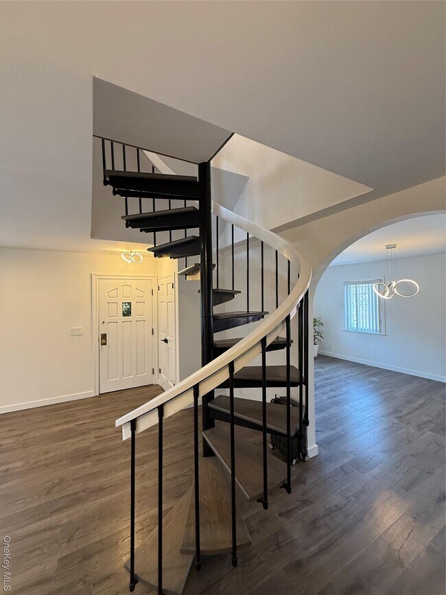 Building Photo - 1090 Pelham Pkwy S