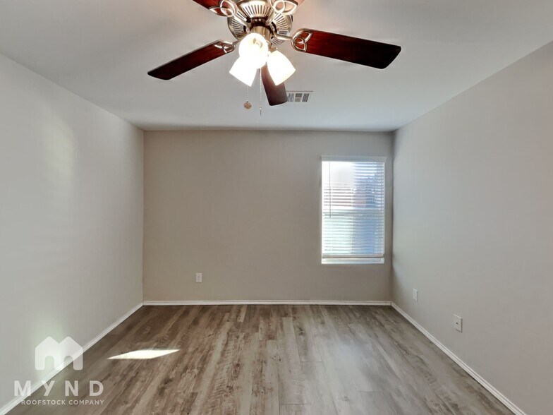 Building Photo - 726 W Lola Dr