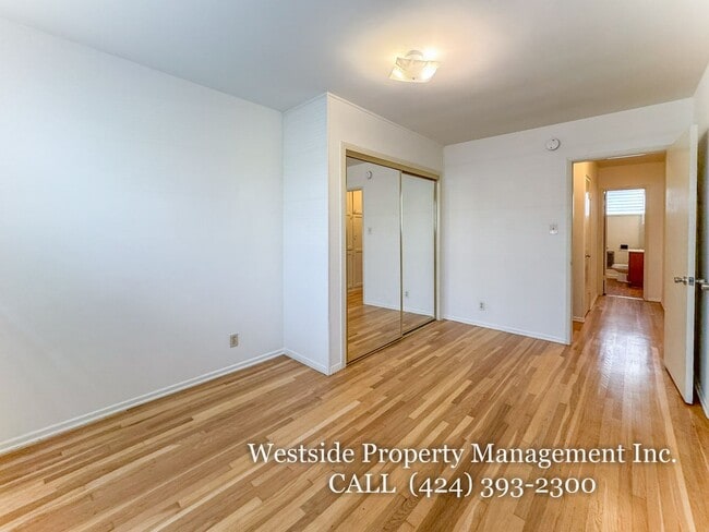 Building Photo - 244 S Doheny Dr