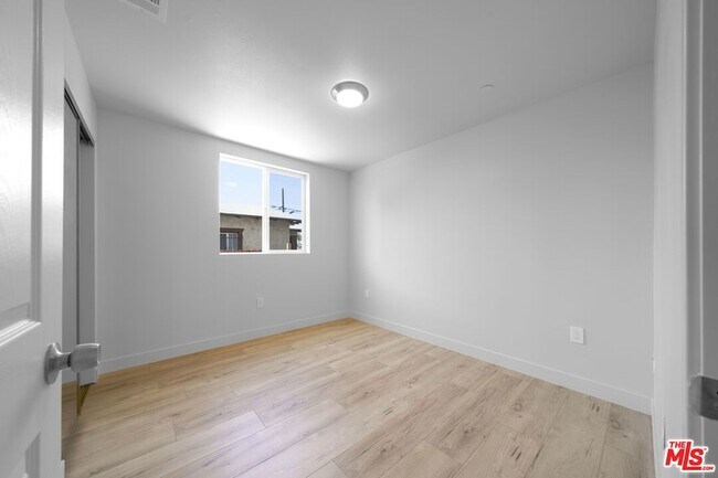 Building Photo - 236 W 84th Pl