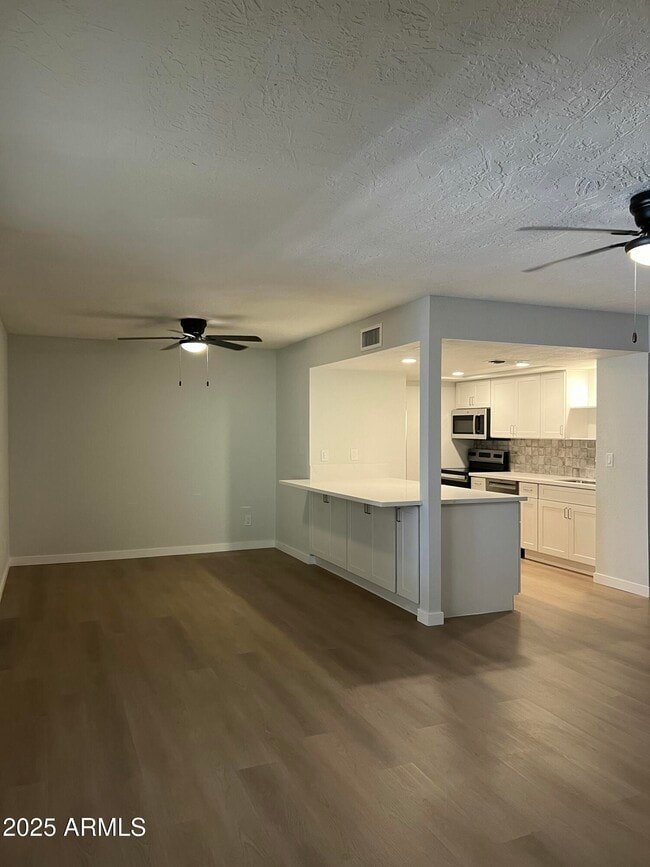 Building Photo - 540 E Royal Palms Dr