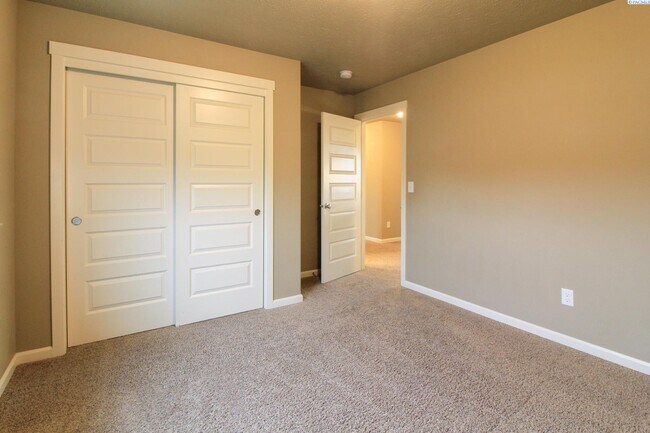 Building Photo - Large 4 Bed, 2.5 Bath West Pasco Home