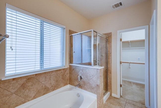 Building Photo - 14821 Fernhill Dr