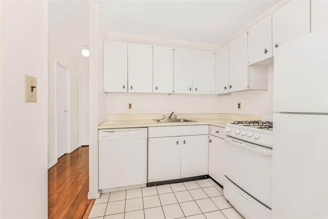 Building Photo - 1155 Warburton Ave