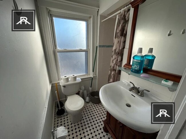 Building Photo - 4 bedroom in Newton MA 02467