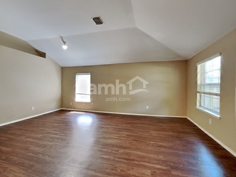 Building Photo - 631 Gateship Dr