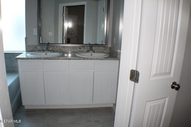 Building Photo - 1014 Rebeca Wy