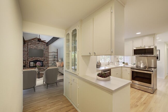 Building Photo - 4Bd/2.5Ba Clyde Hill Home