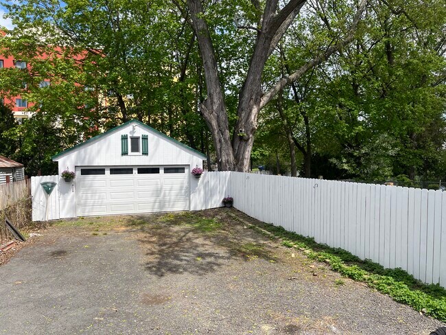 Building Photo - 25 Besch Ave