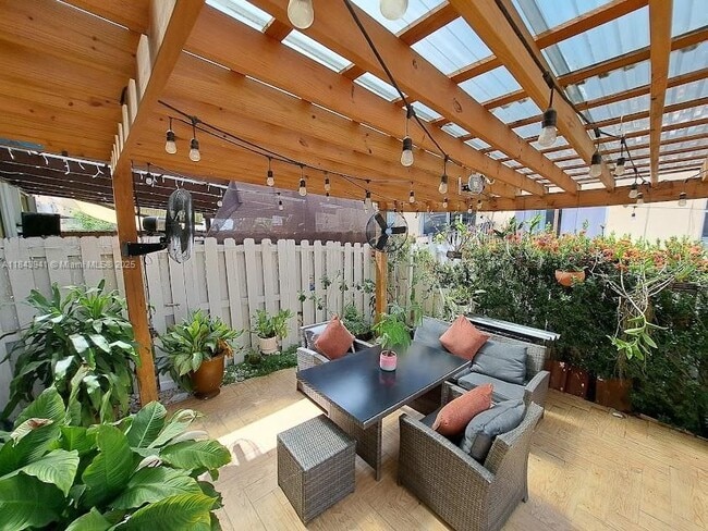 Building Photo - 15059 SW 9th Ln