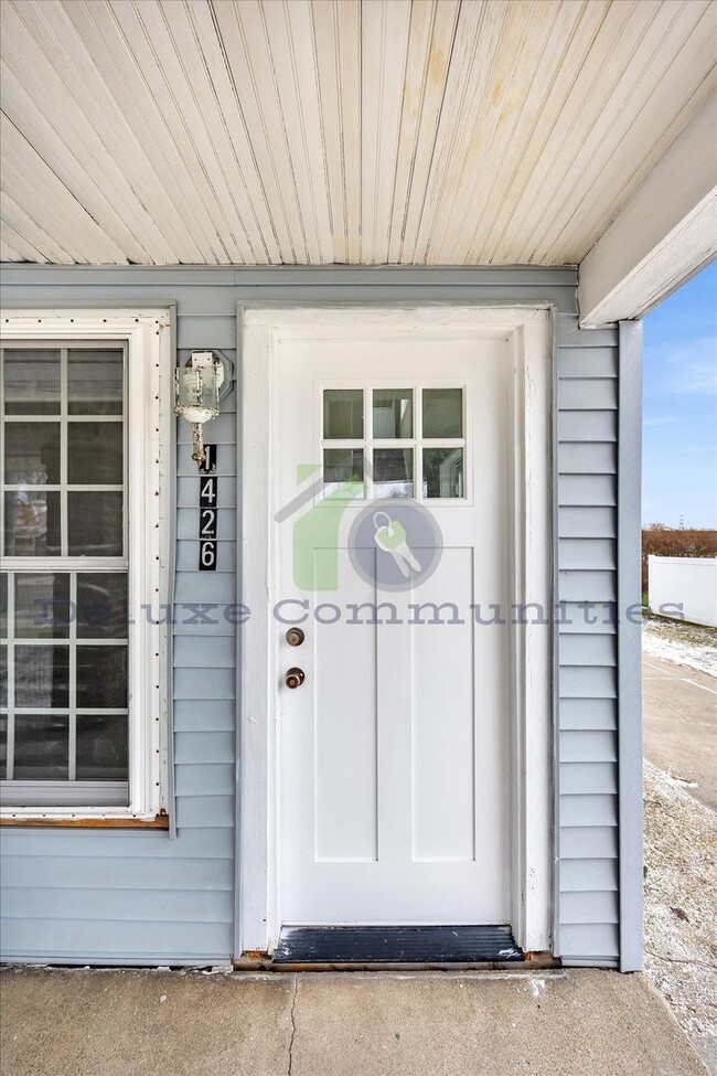 Building Photo - Completely Remodeled 2 Bed- Available Now!!