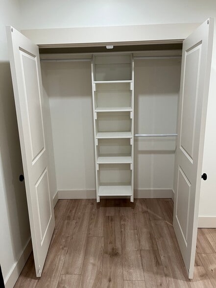 Building Photo - 818 W Mnr Crst Ln