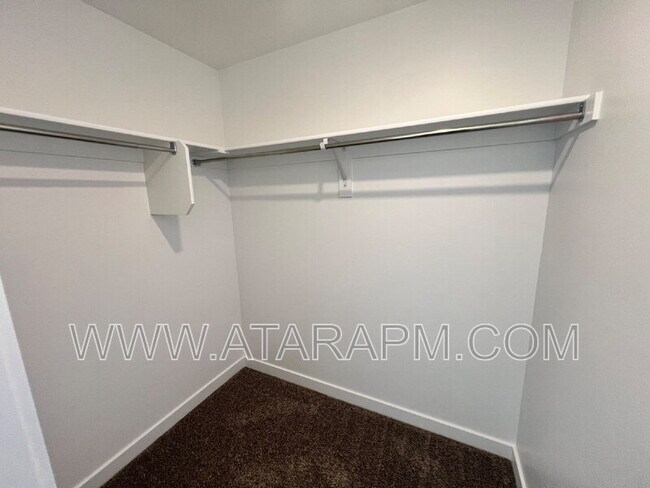 Building Photo - 346 Grassland Dr