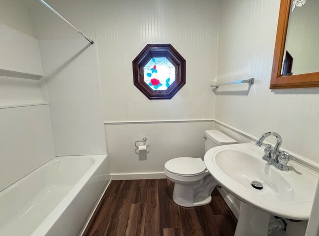 Building Photo - 1002 Barnhill St