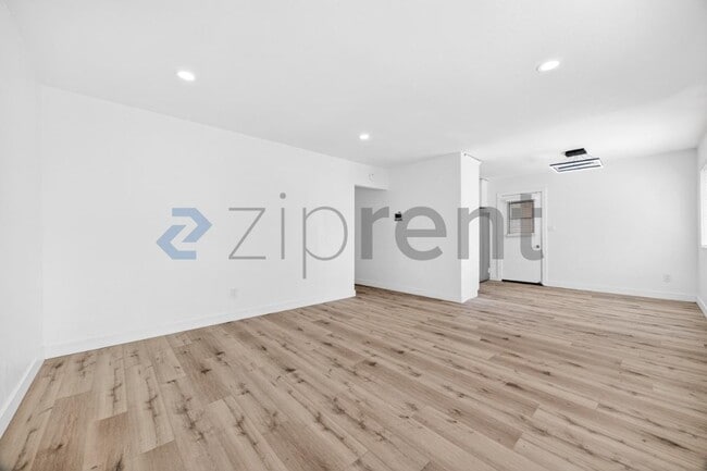 Building Photo - 415 E 26th St