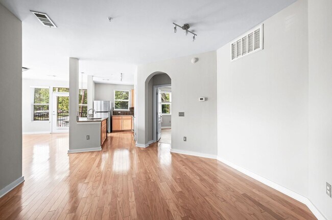 Building Photo - Spacious 3BR/2BA end unit at Bristol West ...
