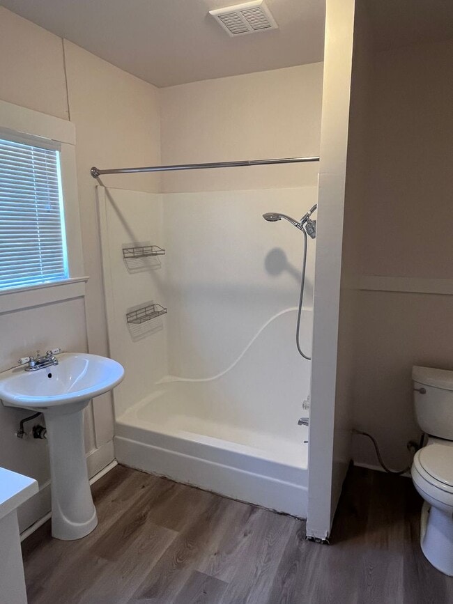 Building Photo - CUTE UPDATED APARTMENT IN DOWNTOWN SACRAMENTO!! $500 OFF FIRST MONTH'S RENT