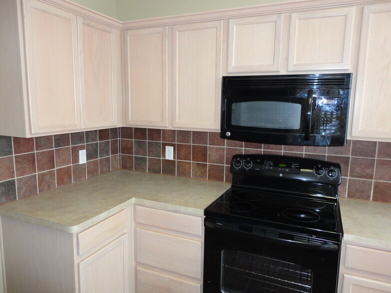 Building Photo - 2525 Carolina Dr