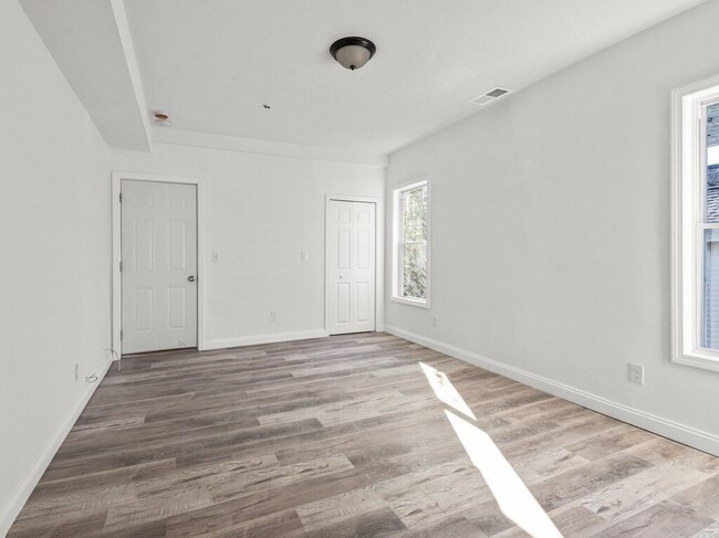 Building Photo - 42 William St